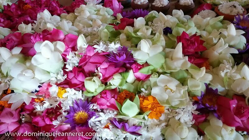 Fleurs en offrande au temple