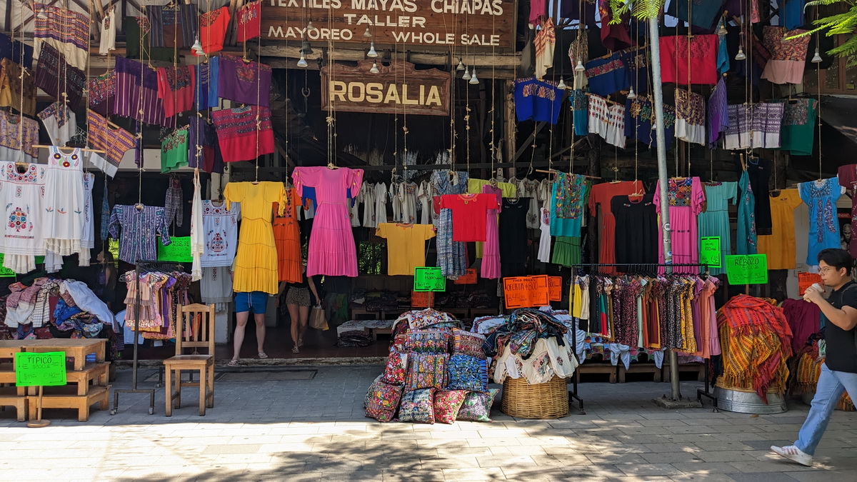 Magasin de tissus et vêtements typiques de la région