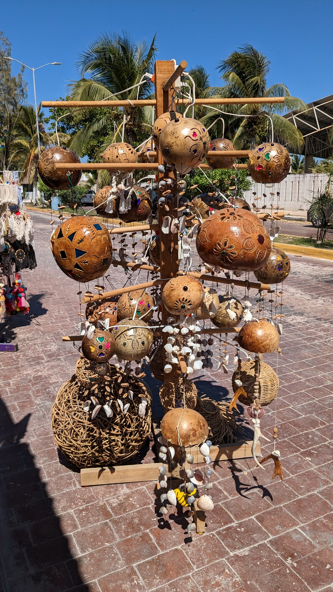 Artisanat mexicain dans des noix de coco et des calebasses