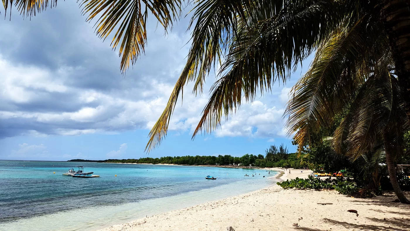 La mer, qu’on voit danser… en Guadeloupe