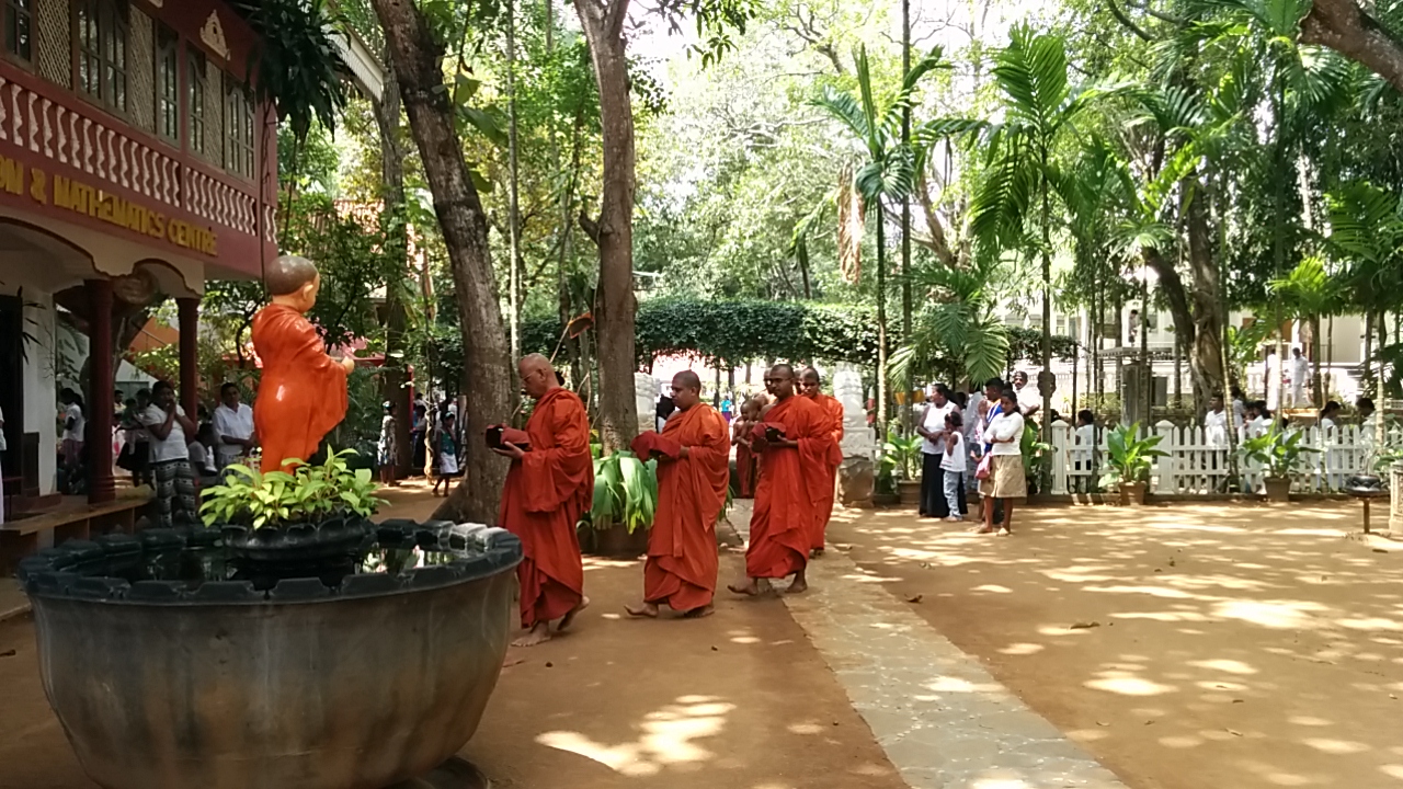 Moines bouddhistes au Sri Bodhiraja temple à Embilipitiya, Sri Lanka. Photo : Dominique Jeanneret